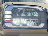 【LEDヘッドライト】悪天候や夜間走行時も良好な視界を確保し安心して運転できる高輝度LEDヘッドライトを装備!点灯速度が早く、消費電力も抑えられています。