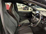 運転席の画像です。足元やシートまわりに余裕があり、リラックスした姿勢で運転が可能です。視界も良好で操作系へのアクセスもしやすく、快適で安心感のあるドライブをサポートします。