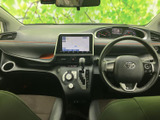 洗練されたデザインの室内空間。ドライバー視点からの眺界は広く、運転に集中できる空間です。