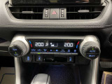 オートエアコン♪お好みの温度に設定するだけで車内を快適空間にしてくれますよ♪