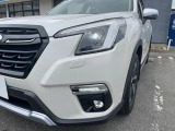 【LEDヘッドライト】悪天候や夜間走行時も良好な視界を確保し安心して運転できる高輝度LEDヘッドライトを装備!点灯速度が早く、消費電力も抑えられています。