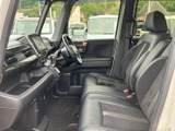 運転席からの視界は広く、周囲の状況を把握しやすい設計です。操作性にも優れており、快適なドライブをサポートします。安全運転をサポートする機能も充実。