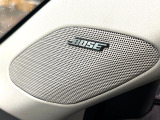 【BOSEサウンドシステム】メーカーオプションの高品位サウンドシステムを搭載。専用のチューニングが施された大小様々なスピーカーから良質なサウンドが奏でられ、臨場感あふれる音響空間を演出します。