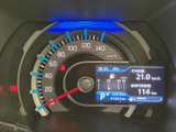 視認性の高いメーターパネルで、速度や燃費など、運転に必要な情報をしっかり確認できます。液晶表示で、様々な情報を分かりやすく表示します。