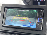 【バックカメラ】駐車時に後方がリアルタイム映像で確認できます。大型商業施設や立体駐車場での駐車時や、夜間のバック時に大活躍!運転スキルに関わらず、今や必須となった装備のひとつです!