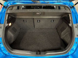 トランク収納スペースをご確認ください。荷物の積み下ろしがしやすい広さを確保しており、日常使いからレジャーまで幅広く活用できます。