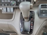 運転席より操作性の良いシフトレバーと、オートエアコンのスイッチ等の画像です。