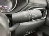 操作しやすい位置に配置されたウインカーレバーは、スムーズな車線変更をサポートします。安全運転に欠かせない装備です。