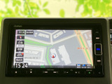 高精細な地図表示で、初めての道でも安心。道路情報もリアルタイムで確認でき、スムーズな移動をサポートします。運転に集中できる環境です。