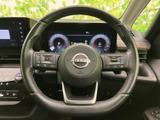 握りやすい形状のステアリングは、運転操作を快適にします。操作性にも優れ、スムーズなハンドリングを実現します。