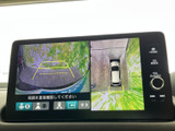 駐車時の安全をサポートするバックモニター。狭い場所でも安心して車庫入れができます。ガイドライン表示で、車の周囲の状況を把握しやすくなっています。