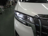 高輝度でしかも消費電力の少ないLEDをハイ、ロービームに採用。