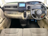 【オートエアコン】一度お好みの温度に設定すれば、車内の温度を検知し風量や温度を自動で調整。暑い&hellip;寒い&hellip;と何度もスイッチ操作をする必要はありません。快適な車内空間には必須の機能ですね♪