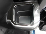 カップホルダーは運転席や助手席からちょうど手の届く位置です!!