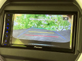 後方確認が手軽に行えるモニター付き。駐車時の安全性と便利性を高めます。ガイドライン表示で、狭い場所でも安心して駐車できます。