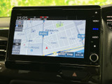 高精細な画面で、運転をより快適にサポート。多彩な機能が詰まっており、快適なカーライフを演出します。目的地設定も簡単に行えます。