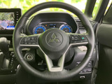 握りやすいステアリングは、運転の楽しさを高めます。オーディオや通話の操作もステアリングから可能で、安全運転をサポートします。快適なドライビングを。