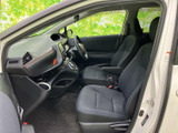 落ち着いた色調のインテリアが、上質な空間を演出。シンプルで使いやすい操作系で、快適なドライブをサポートします。