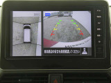 全周囲カメラで、クルマを上空から見下ろしているかのような映像を映し出します。周囲の状況がひと目でわかります!