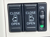 【両側パワースライドドア】スマートキーや運転席のスイッチで後席両側スライドドアの開閉が可能♪電動だから力を入れてドアを開ける必要が無く、小さなお子様でも簡単に開け閉めでき快適です♪
