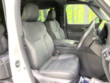 運転席まわりには十分なスペースがあり、大柄な方でもゆったり運転していただける環境です。
