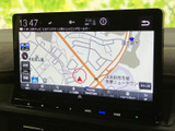 鮮明な地図表示で、目的地までの道順をしっかりナビゲート。ドライバーに安心感とスムーズな移動を提供します。渋滞情報も確認可能。
