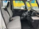 運転席からの視界は広く、操作性も良好です。座り心地の良いシートで、長距離運転も快適に過ごせるでしょう。
