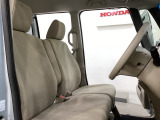 座面も厚みがあり背もたれも高く、広い足元にゆったり座れるシートです。運転席と助手席の間が空いている為、助手席側への移動がスムーズです。交通量の多い道でも助手席側から乗り降りができます。