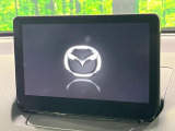 【8インチマツダコネクト】車内の雰囲気にマッチした大型のディスプレイ。スマホ接続でのナビ使用やBluetooth再生等、様々な機能が楽しめます。直感的なダイヤル操作が可能で、使い勝手も良好です。
