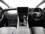 上質で落ち着いた印象のインパネ。視界も広々で運転しやすいです。