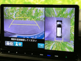 後方確認をサポートするモニター画面。狭い道や駐車時にも安心です。安全運転をサポートする頼もしい機能です。