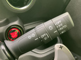 操作しやすい位置に配置されたウインカーレバー。スムーズな操作で、安全な車線変更をサポートします。直感的に操作できる設計です。