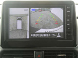 全周囲カメラで、クルマを上空から見下ろしているかのような映像を映し出します。周囲の状況がひと目でわかります!