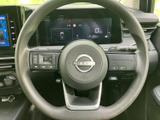 握りやすい形状のステアリングは、長距離運転でも疲れにくい設計。オーディオスイッチなど、操作に必要な機能が集中しており便利です。