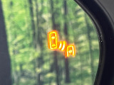 【ブラインドスポットモニター】走行中、ドアミラーの死角になりやすい箇所に後続車が接近するとサイドミラーのレンズに警告を表示!ドライバーに注意喚起をしてくれます。