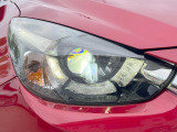 【LEDヘッドライト】悪天候や夜間走行時も良好な視界を確保し安心して運転できる高輝度LEDヘッドライトを装備!点灯速度が早く、消費電力も抑えられています。