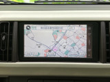 見やすい地図表示で、目的地までスムーズに案内。初めての道でも安心して運転できます。