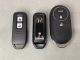 スマートキーを装備しています。鍵を差し込むことなくドアロックの開け閉めと、スタートボタン操作でのエンジンスタートができます。加えて、純正リモコンエンジンスターター用の操作キーもついています。
