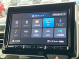 多彩なメディアに対応し、様々なコンテンツを楽しめます。充実した機能で、車内をエンターテイメント空間に変えましょう。