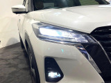 【LEDヘッドライト】悪天候や夜間走行時も良好な視界を確保し安心して運転できる高輝度LEDヘッドライトを装備!点灯速度が早く、消費電力も抑えられています。