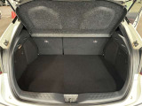 トランク収納スペースをご確認ください。荷物の積み下ろしがしやすい広さを確保しており、日常使いからレジャーまで幅広く活用できます。
