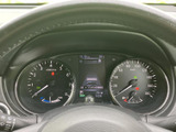 視認性の高いメーター類で、運転に必要な情報を的確に把握できます。運転に集中できる、シンプルで機能的なデザインです。