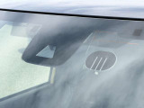 【ホンダセンシング】ミリ波レーダーと単眼カメラ(または広角フロントカメラ)、コントロールユニットを組み合わせ、衝突回避・車線維持・クルーズコントロールなど複数の安全機能になります