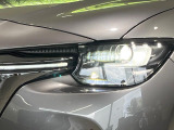 【LEDヘッドライト】悪天候や夜間走行時も良好な視界を確保し安心して運転できる高輝度LEDヘッドライトを装備!点灯速度が早く、消費電力も抑えられています。