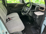 広々とした室内空間が特徴的です。運転席からの視界も良好で、操作性にも優れています。快適なドライブを楽しめます。