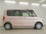 リアには左右スライドドアを採用。狭い駐車場でも開閉しやすく、強風の日でもドアが煽られにくくなっております。小さなお子さまやご年配の方も安心して乗り降りできます。