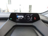 視線を前方に誘導する、トップマウントメーターを起点とし、安全確認がしやすく、運転に集中できる構成に。最大限走りの良さを楽しむことができます。