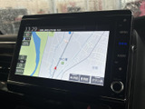 高機能ナビゲーションシステムで、快適なドライブをサポート。道に迷う心配なく、目的地までスムーズに到着できます。音声操作も可能です。