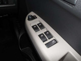 パワーウィンドウスイッチで運転席から全席の窓の開閉ができます。