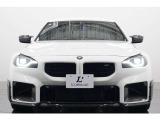 BMWを代表する定番カラー「アルピン・ホワイト」を採用。爽やかで清潔感のあるホワイトボディが、M2のワイドで力強いボディラインを際立たせます。